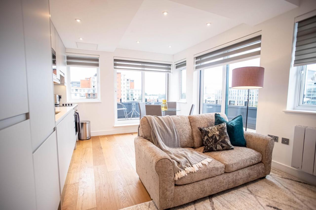 Apartament Two Bed Flat With Wrap Around Terrace Near Legoland, Windsor, Tube Station Slough Zewnętrze zdjęcie