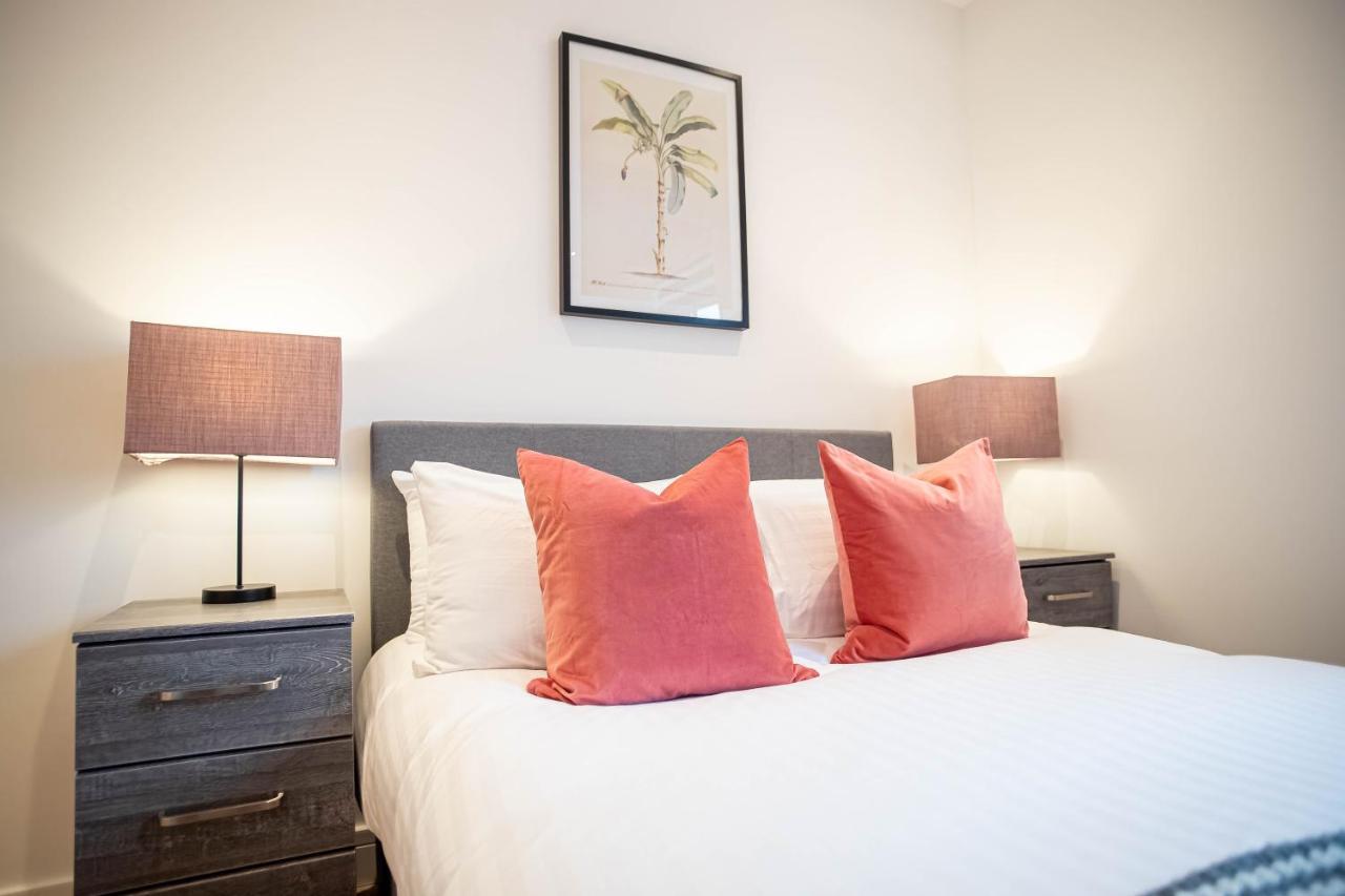 Apartament Two Bed Flat With Wrap Around Terrace Near Legoland, Windsor, Tube Station Slough Zewnętrze zdjęcie